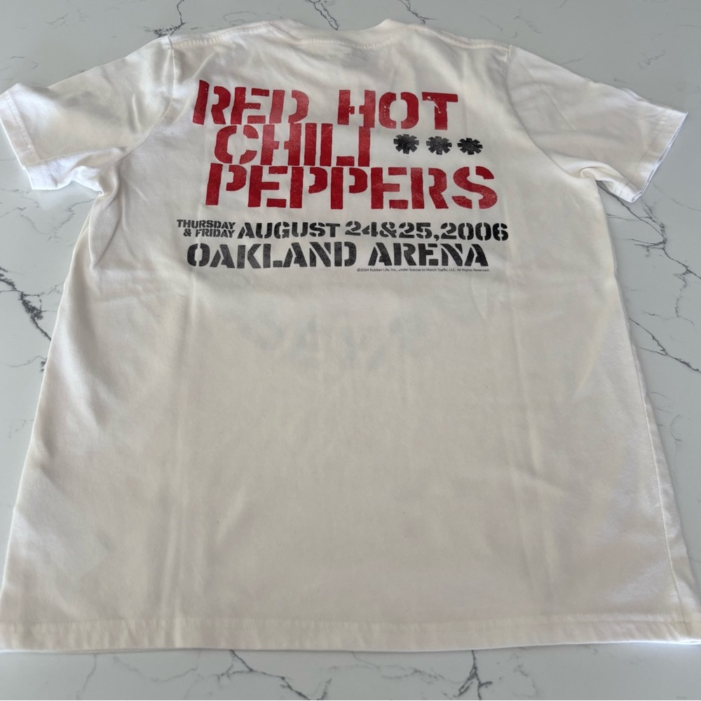 Abercrombie kids , Red Hot Chili Peppers Graphic Tee. - Picture 5 of 5
